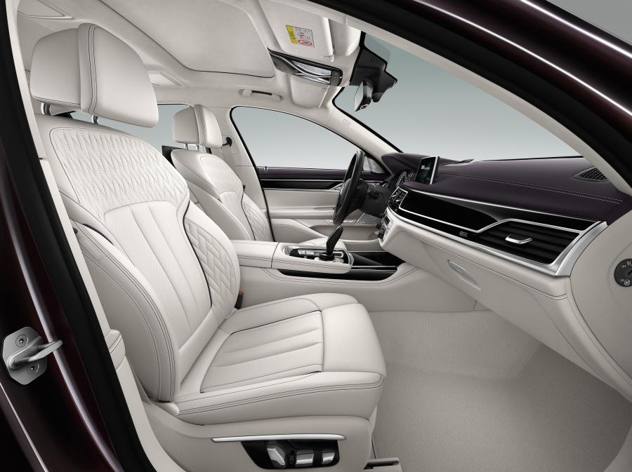 Интерьер BMW M760Li xDrive V12 Excellence (G12) 2017 года  (WW) (фото 13 из 40)